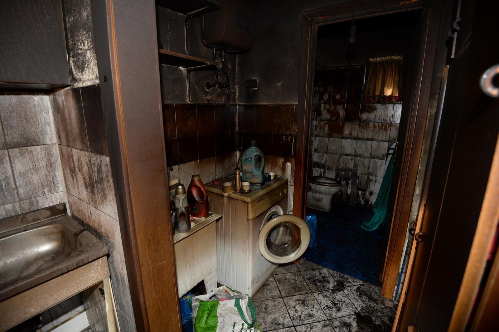 I danni provocati dalle fiamme nel garage dell'abitazione di Calcinaia (foto Silvi)