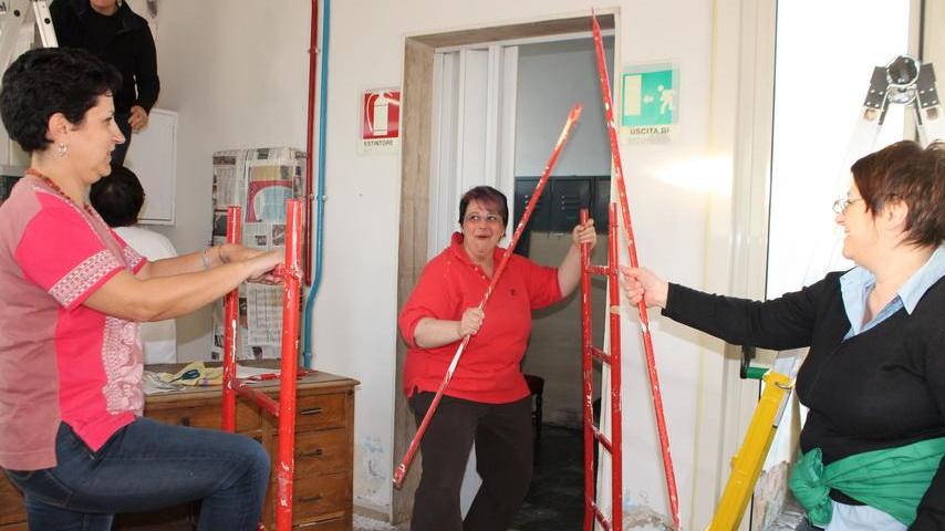 I genitori della materna "La Filastrocca" ridipingono le aule dei loro figli