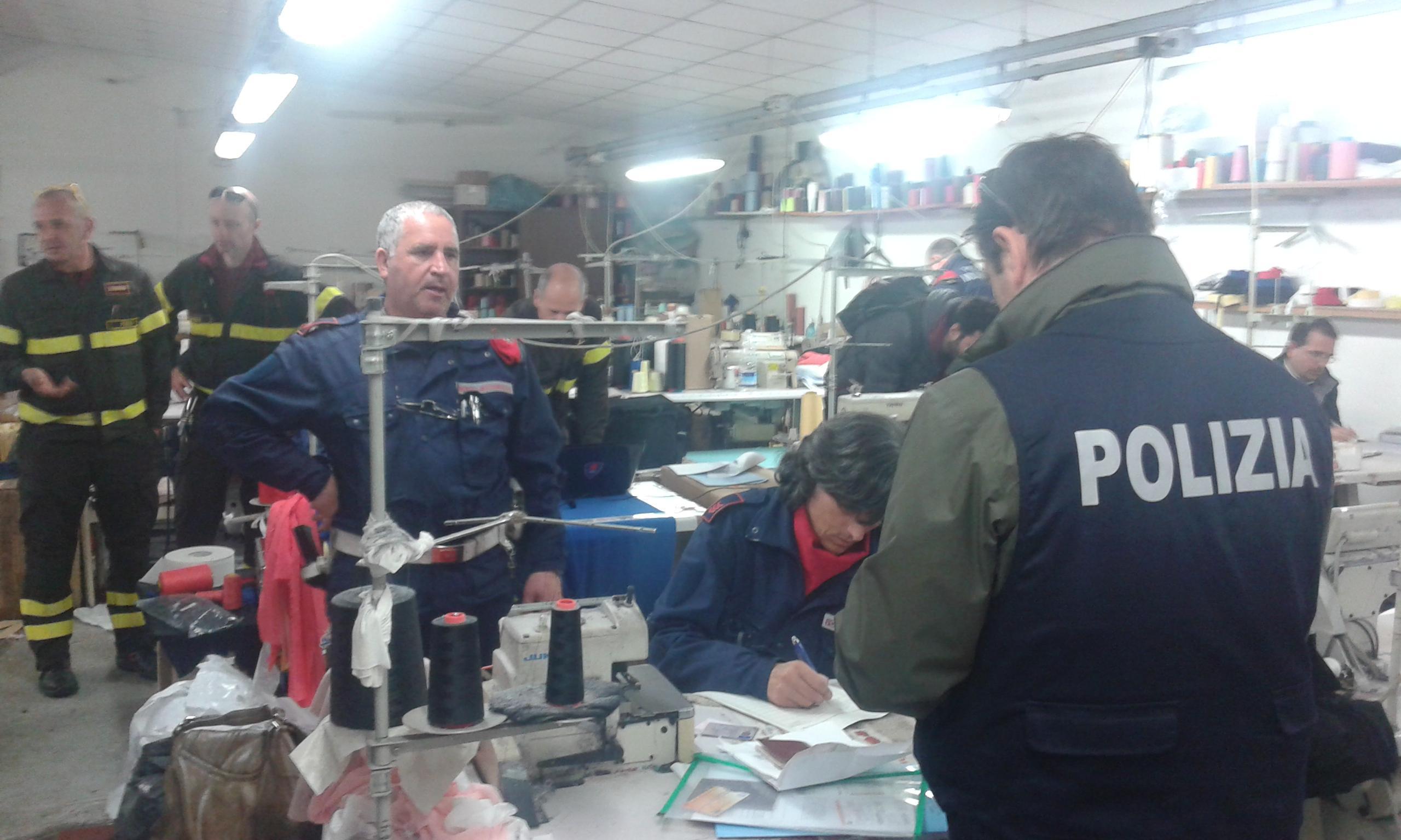 I controlli della Squadra interforze nel capannone cinese