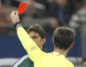 Un arbirtro estrae il cartellino rosso
