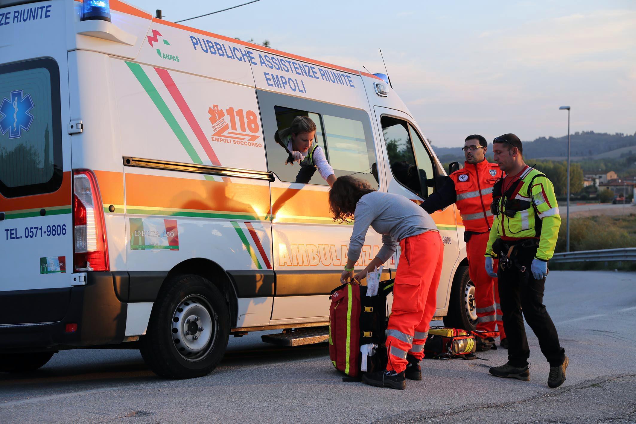 Sul posto un'ambulanza della Pubblica Assistenza di Empoli (foto d'archivio)