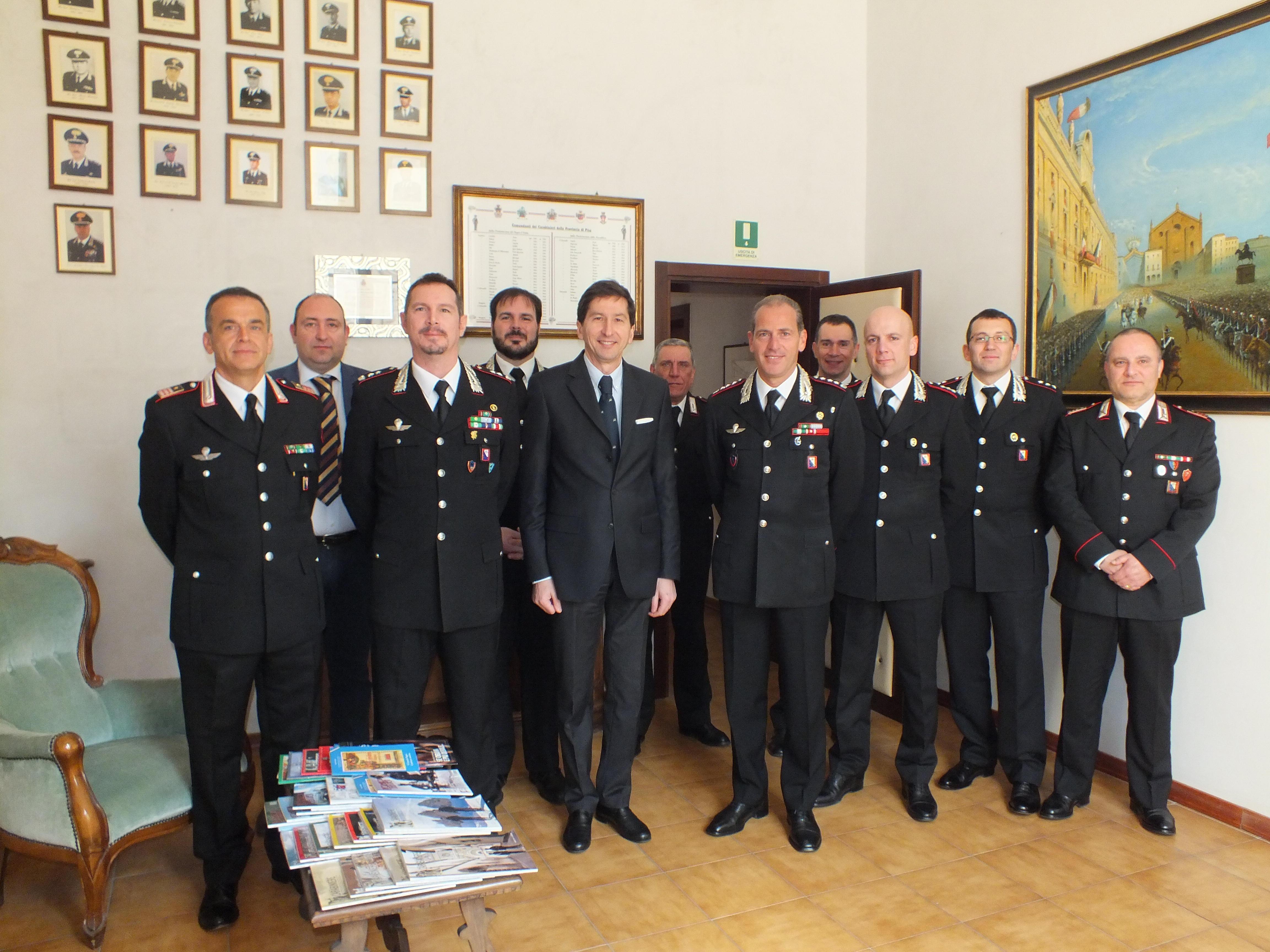 Il questore Gianfranco Bernabei con ufficiali e sottufficiali dei carabinieri