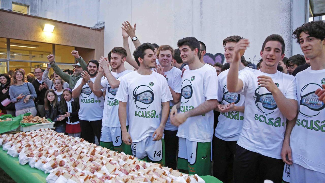 I giocatori dell'Endiasfalti Agliana festeggiano la promozione in serie C Silver (Foto Gori)