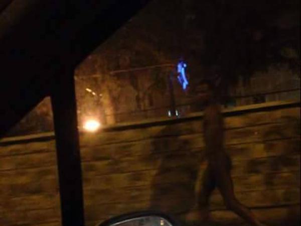 Una foto scattata al giovane nudo