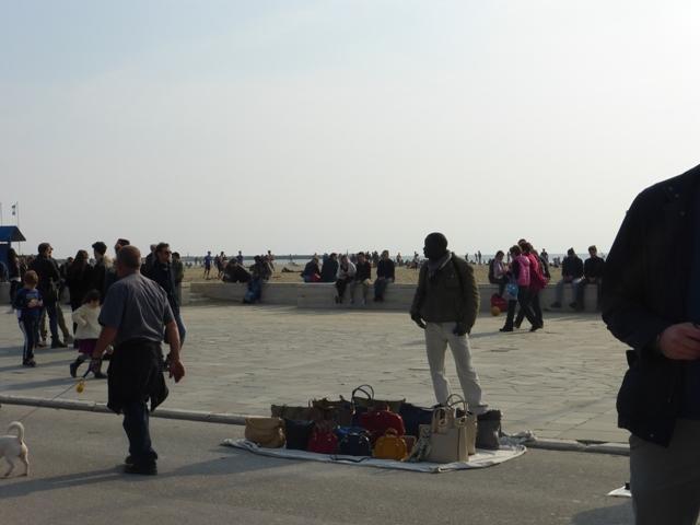 Un venditore sulla Passegigiata di Viareggio