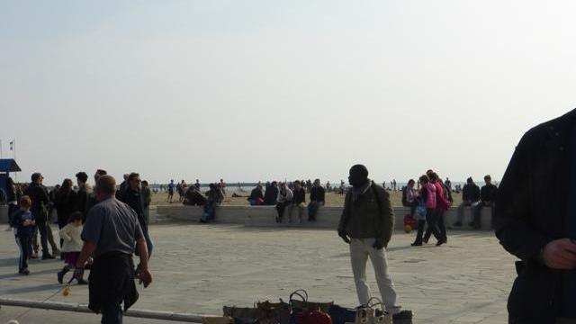 Un venditore sulla Passegigiata di Viareggio