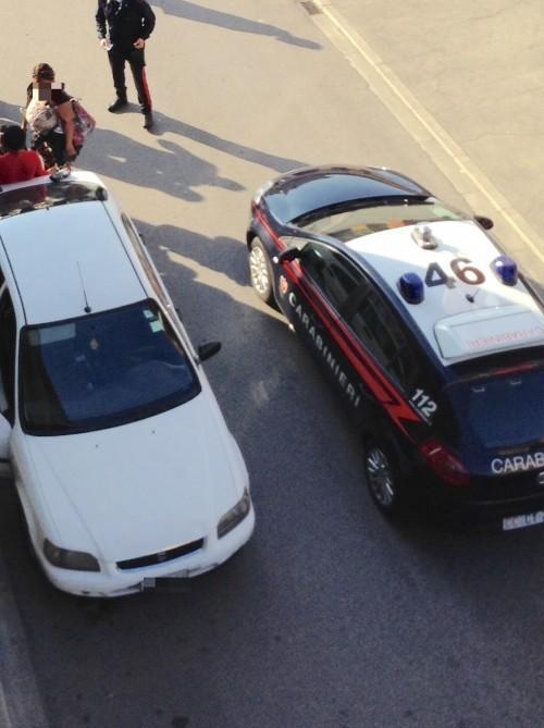 L'intervento dei carabinieri in via Pomeria a Oste
