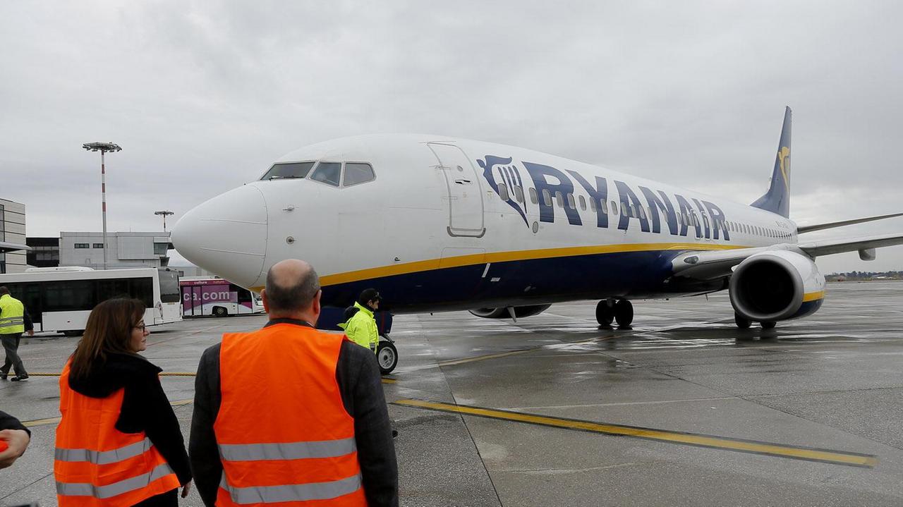 Un aereo della Ryanair a Pisa