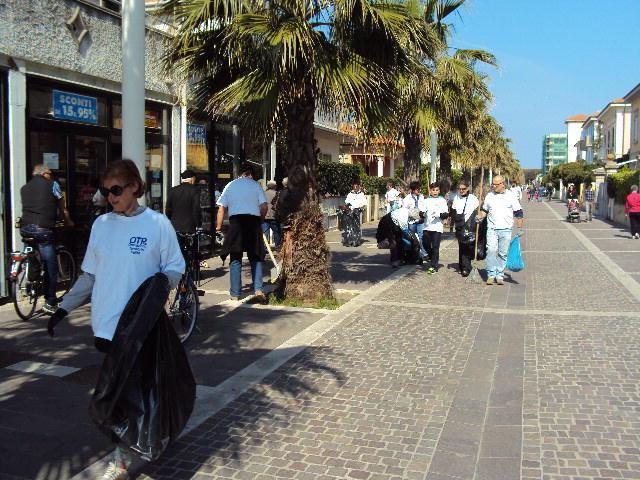 I volontari Otp puliscono il viale della Vittoria