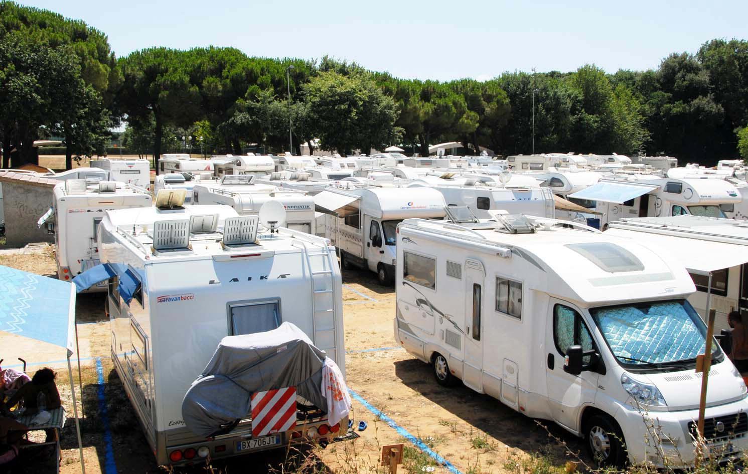 Camper in sosta sulla costa a San Vincenzo