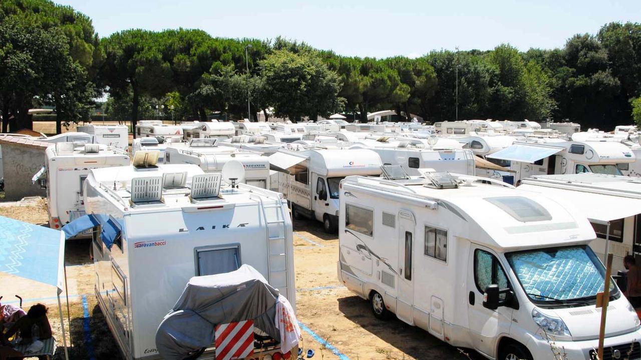 Camper in sosta sulla costa a San Vincenzo