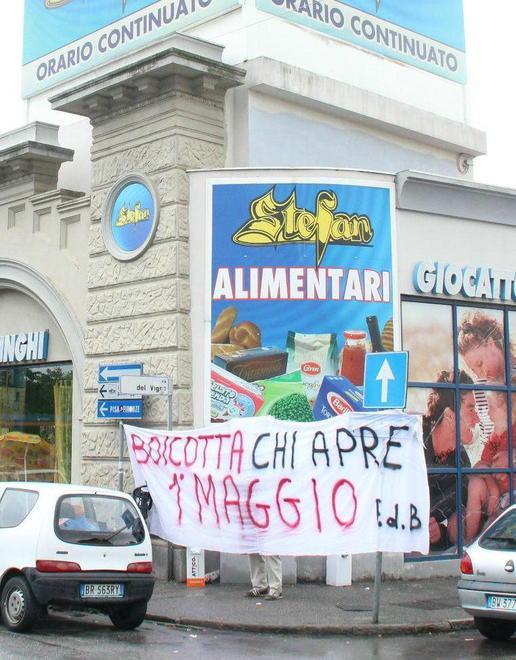 La protesta nel 2012 davanti al negozio Stefan aperto il primo maggio 