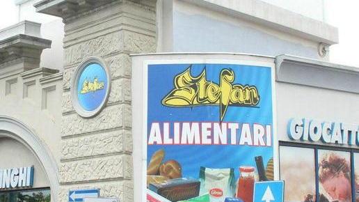 La protesta nel 2012 davanti al negozio Stefan aperto il primo maggio