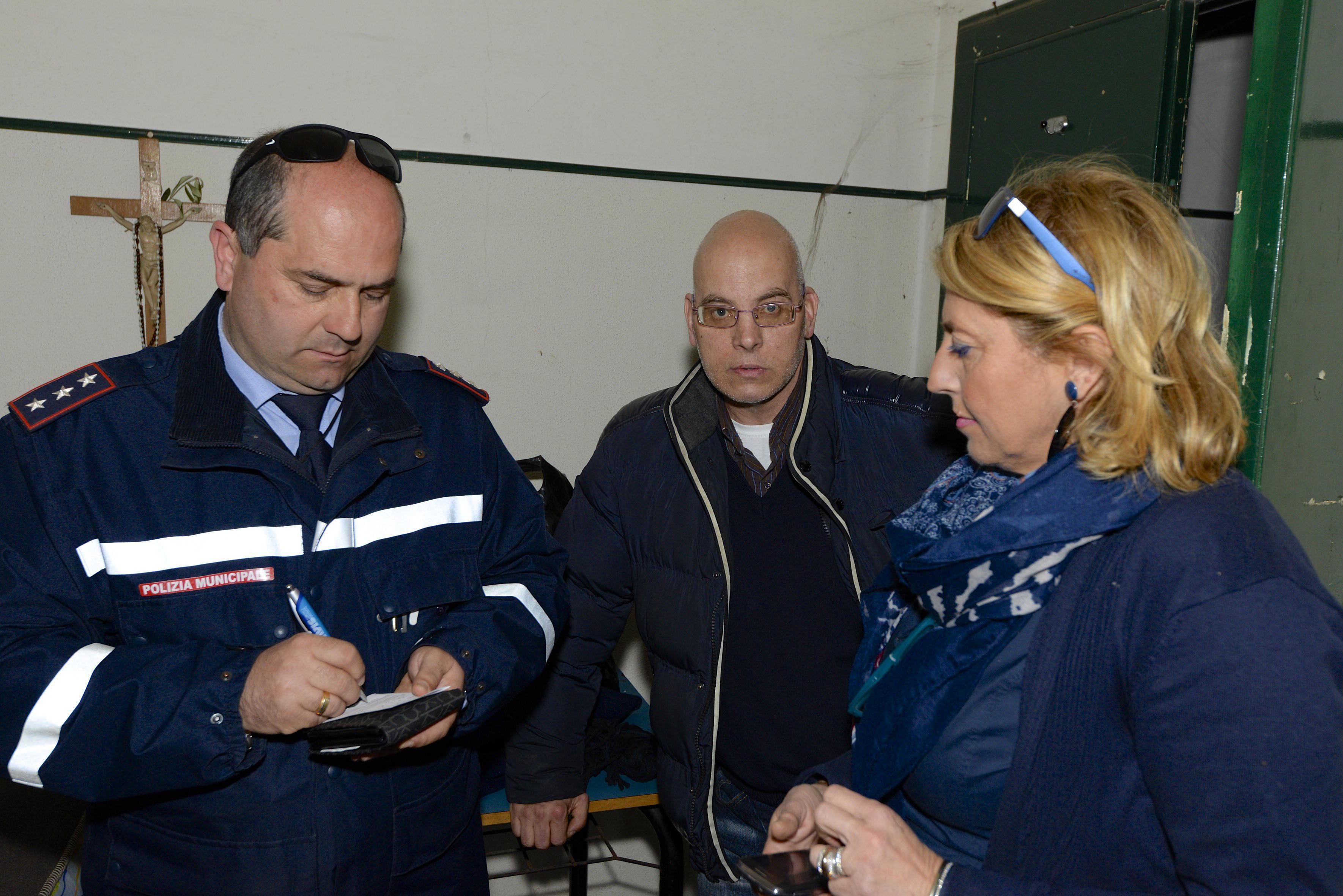 L'assessore Antonella Goretti durante il sopralluogo all'ex Garibaldi con la polizia municipale (foto Bf)
