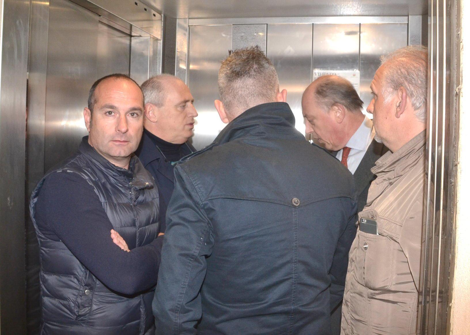 Il sindaco Tambellini e il presidente della Lucchese in ascensore prima dell'incontro a palazzo Orsetti 