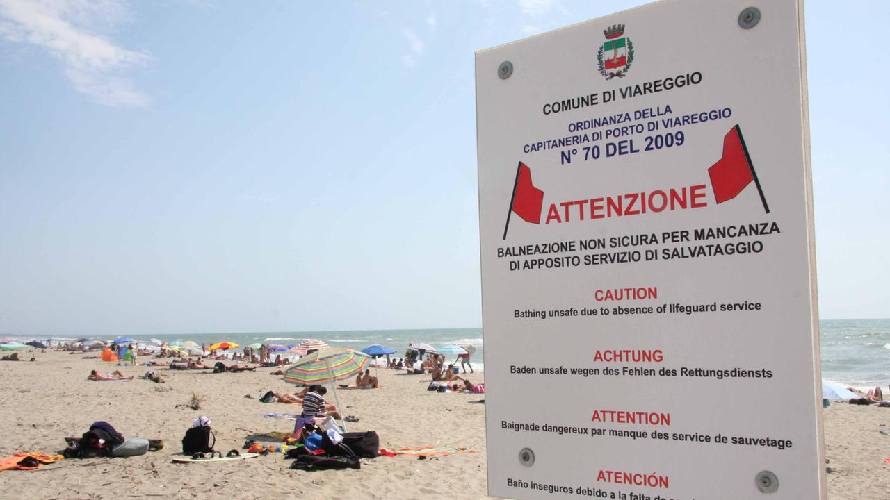 Un cartello che annuncia la balneazione non sicura sul tratto di spiaggia della Lecciona