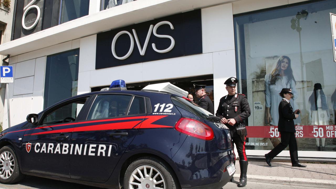 I carabinieri di fronte all'ingresso dell'Oviesse di Viareggio