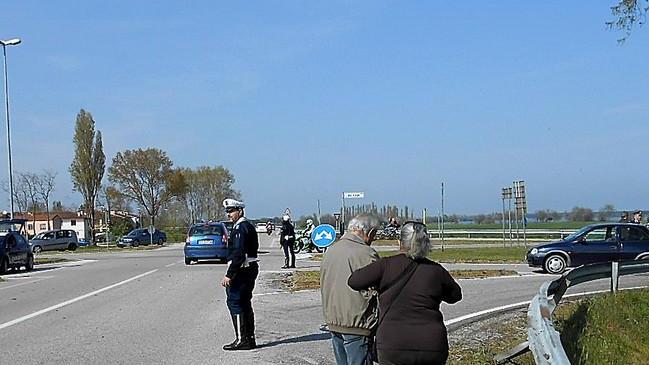 Schianto all’incrocio, grave motociclista