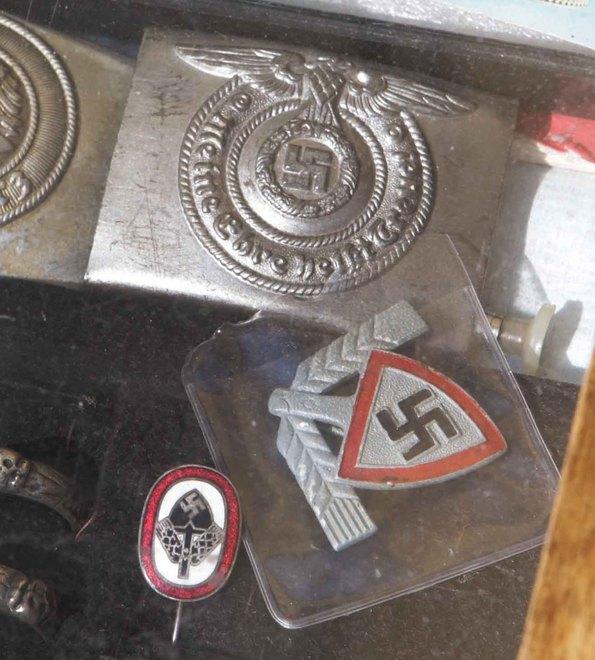 Mussolini e simboli nazisti sulle bancarelle di via Roma
