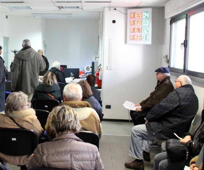 Utenti in coda per il pagamento della bolletta
