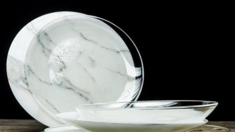 Occhiali, bicchieri, collane e anche sex toys in marmo