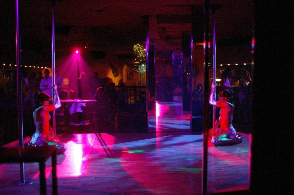 Ballerina di lap dance in un locale (foto d'archivio)