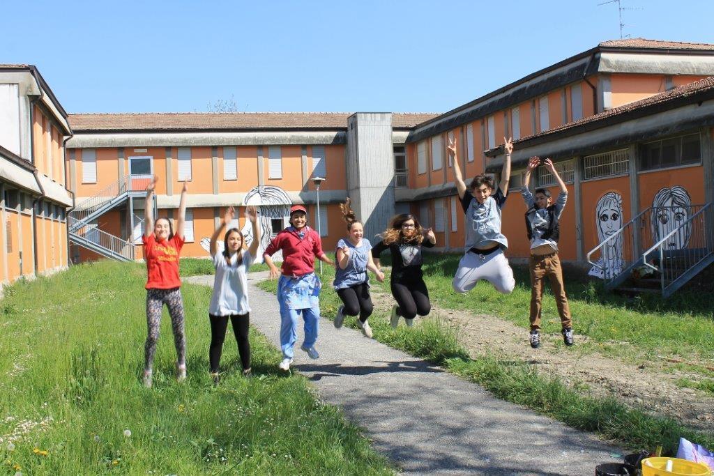 I ragazzi delle medie realizzano i murales e riqualificano la scuola
