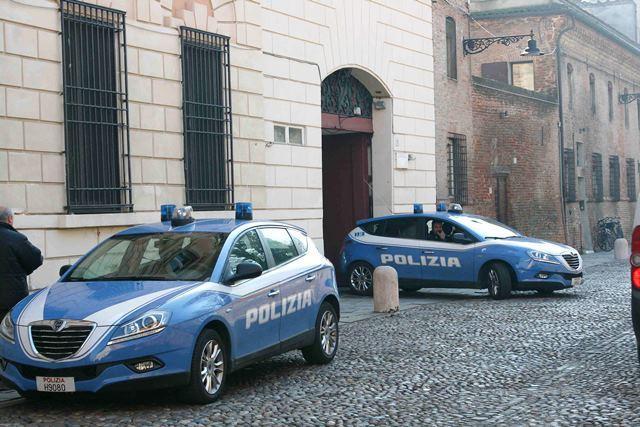Lancia limoni, mele e contenitori di vetro alla vicina di casa 