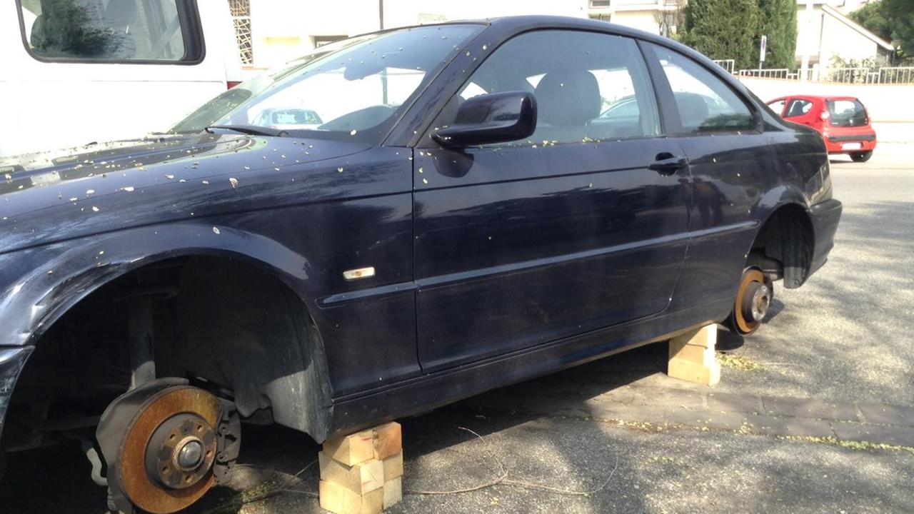 La Bmw rimasta senza pneumatici