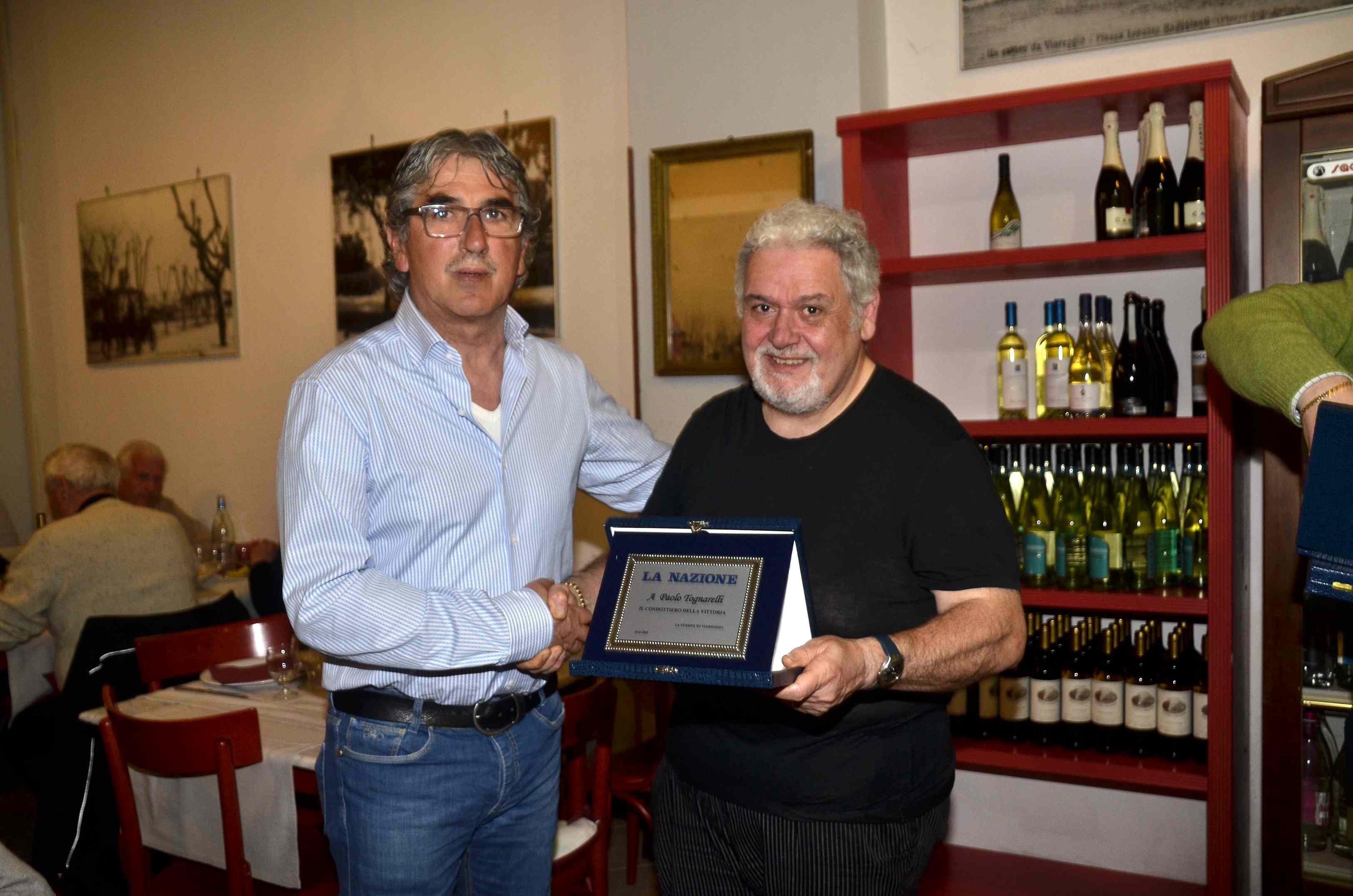 Il tecnico del Viareggio Paolo Tognarelli mentre riceve il premio della stampa viareggina