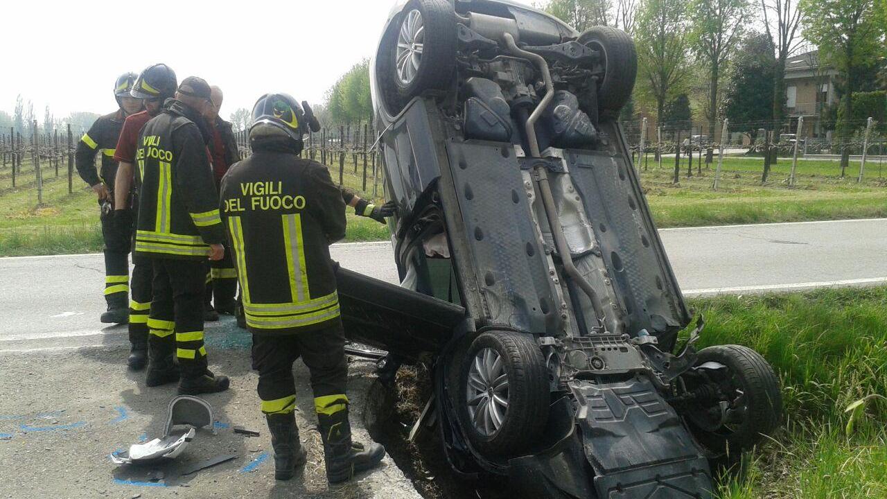 Schianto fra un'auto e uno scooter, gravissima una 15enne