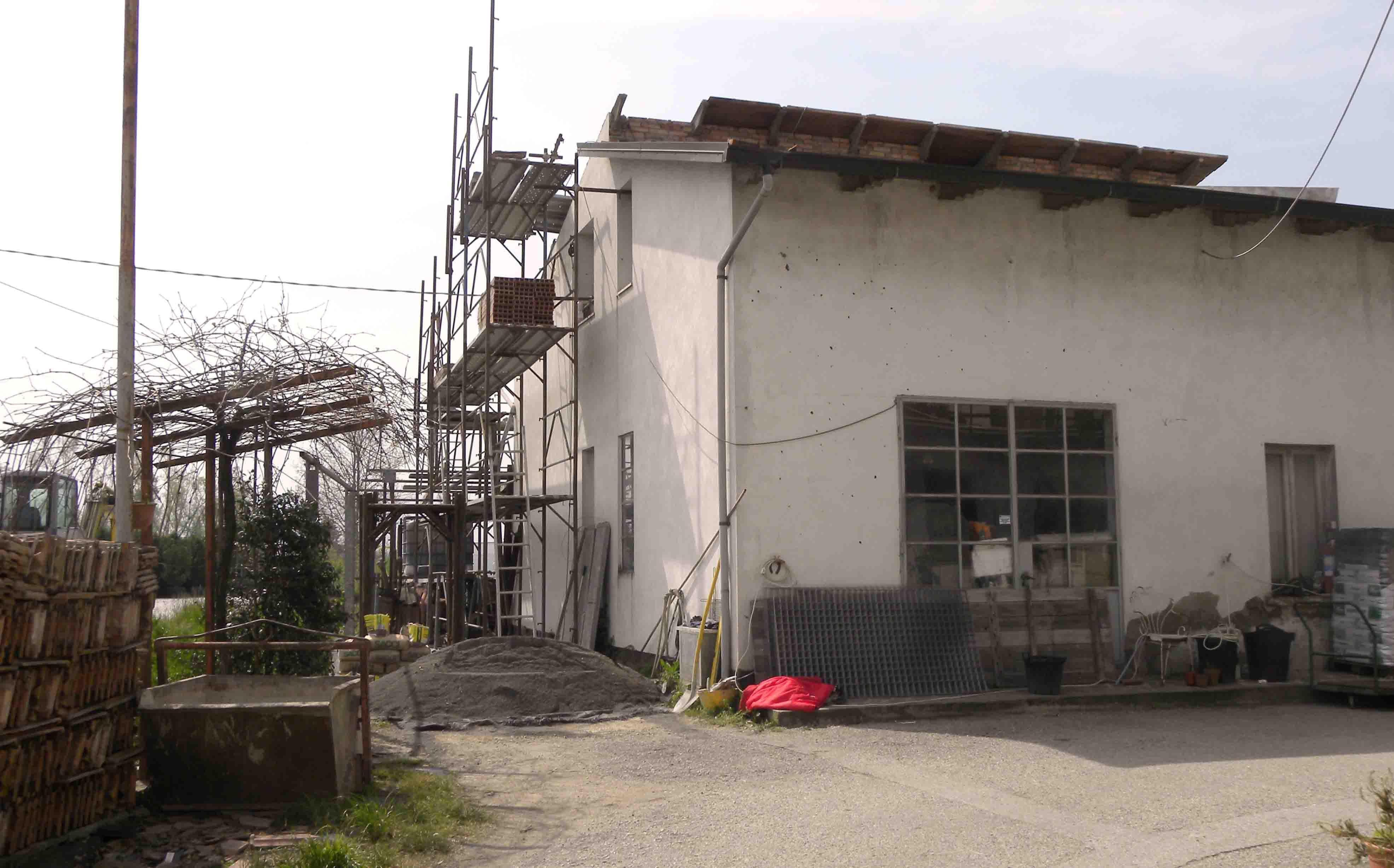 Il ponteggio dal quale è caduto il carpentiere (foto Gori)
