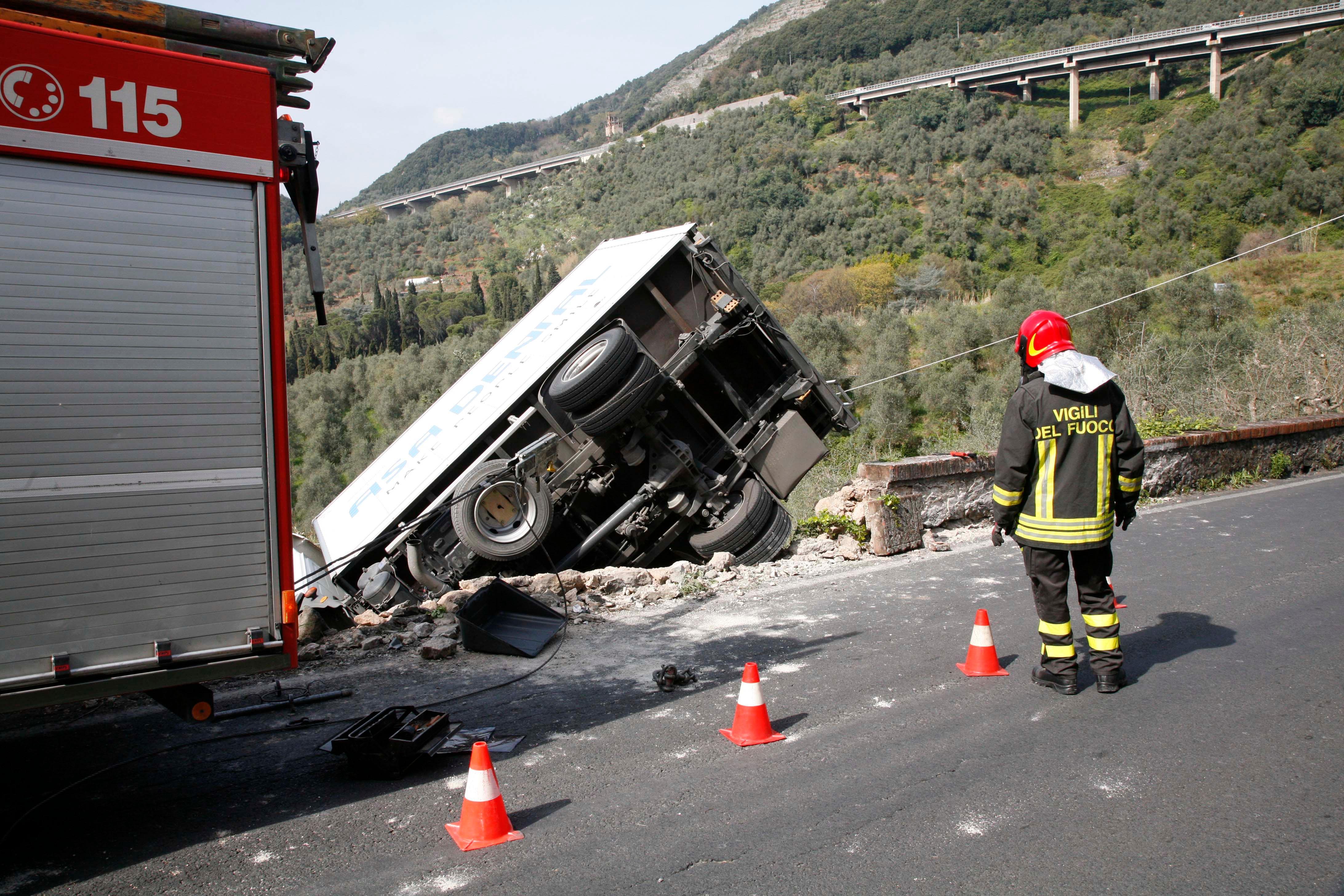 Camion fuori strada sul Quiesa: chiusa la Sarzanese