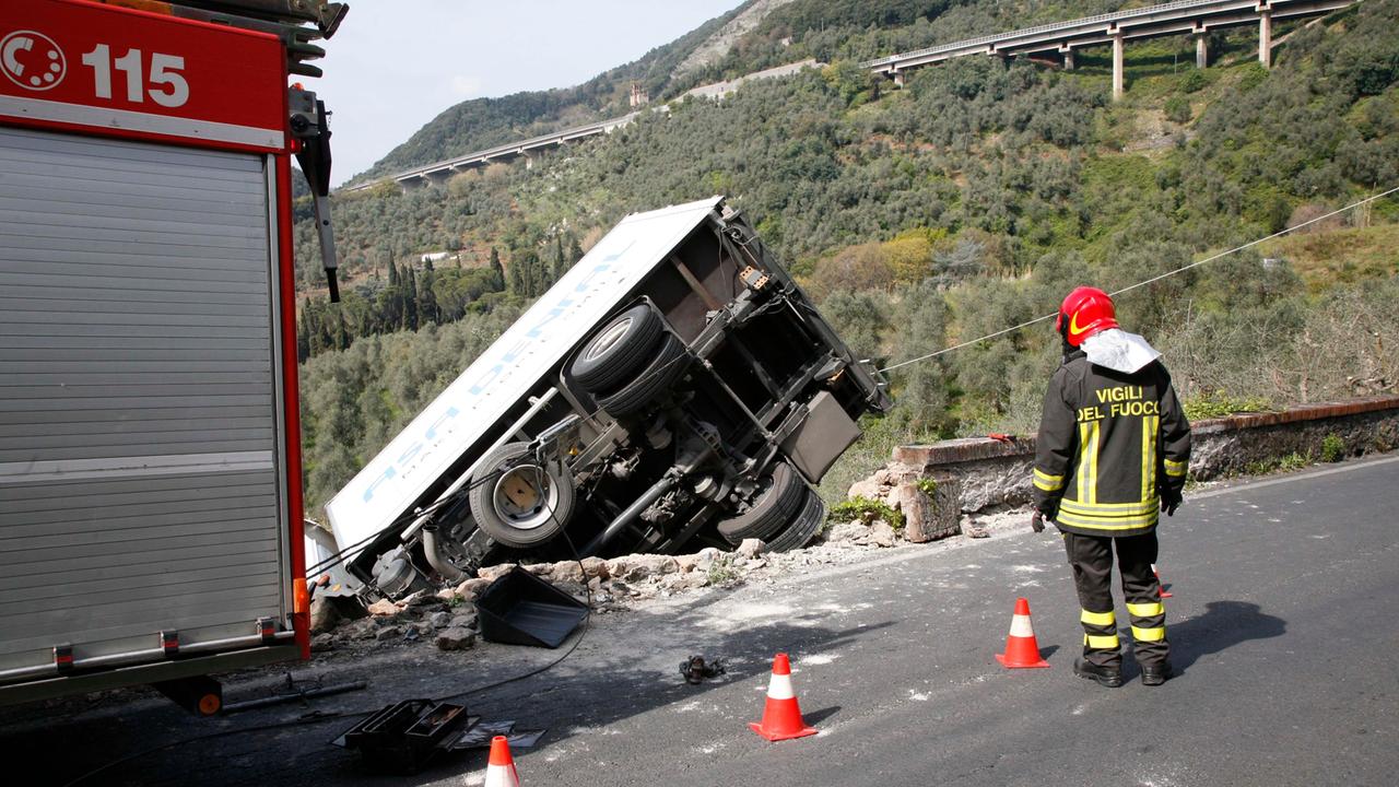 Camion fuori strada sul Quiesa: chiusa la Sarzanese