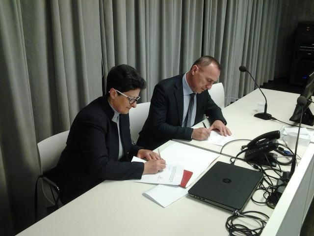 La firma dell'accordo tra Maria Grazia Tempesti e Luca Giusti 