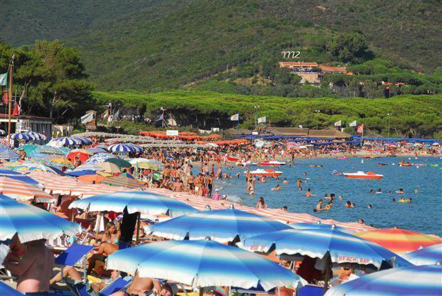 La spiaggia di Marina di Campo gremita di ombrelloni
