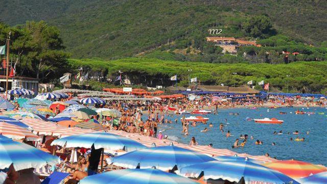 La spiaggia di Marina di Campo gremita di ombrelloni
