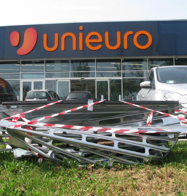 Spaccata di notte, svaligiato Unieuro 