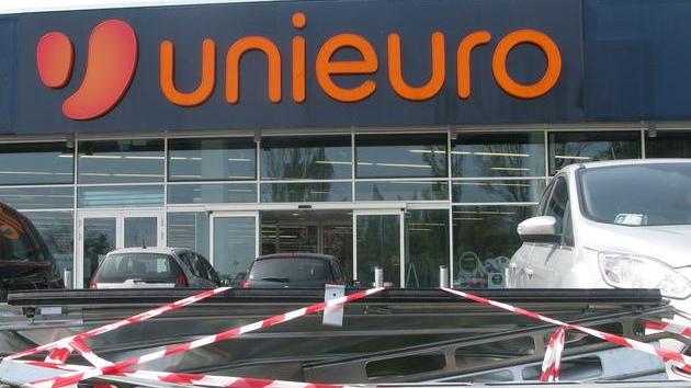 Spaccata di notte, svaligiato Unieuro