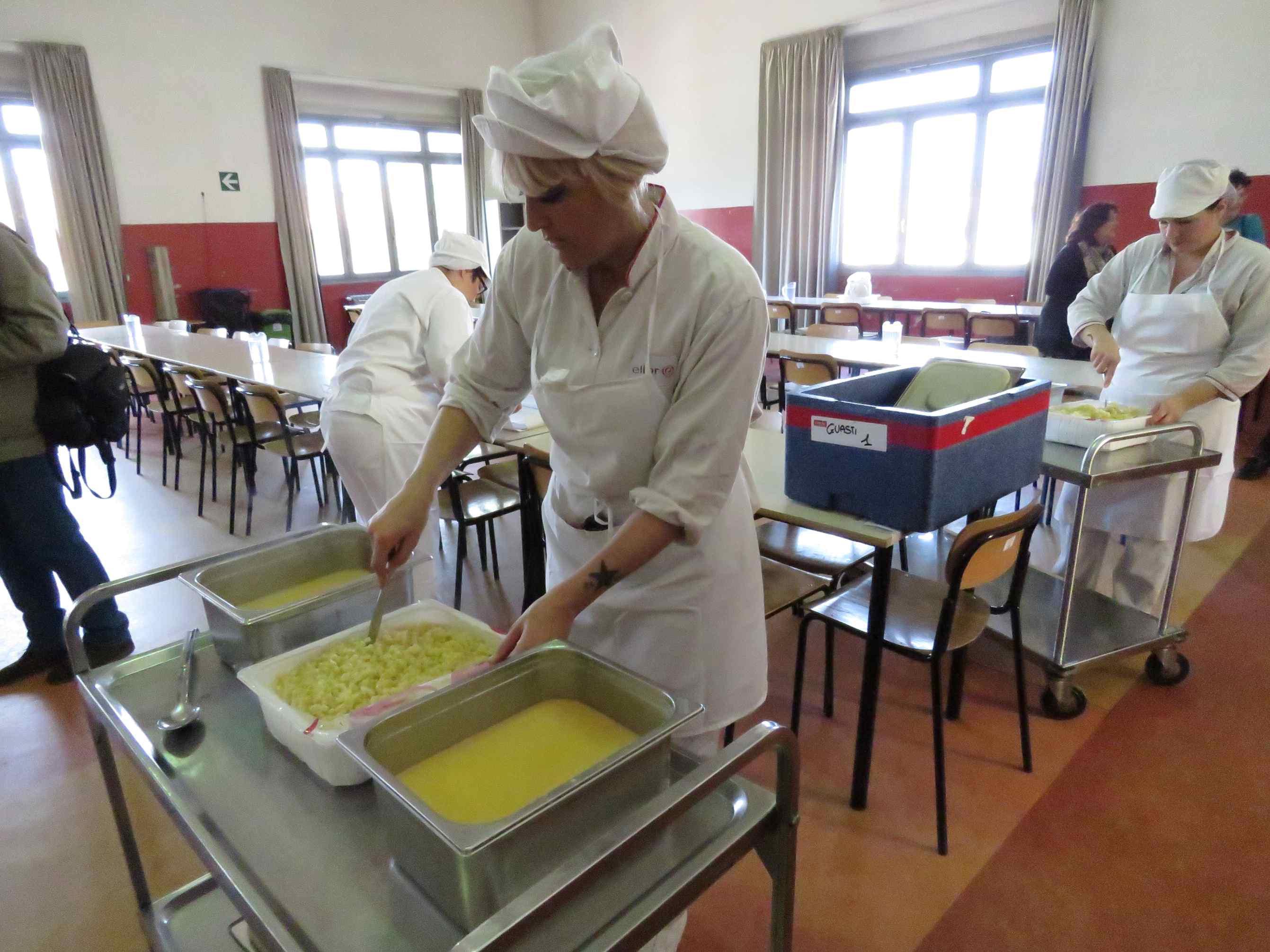 Il lavoro in una mensa scolastica (foto d’archivio) 