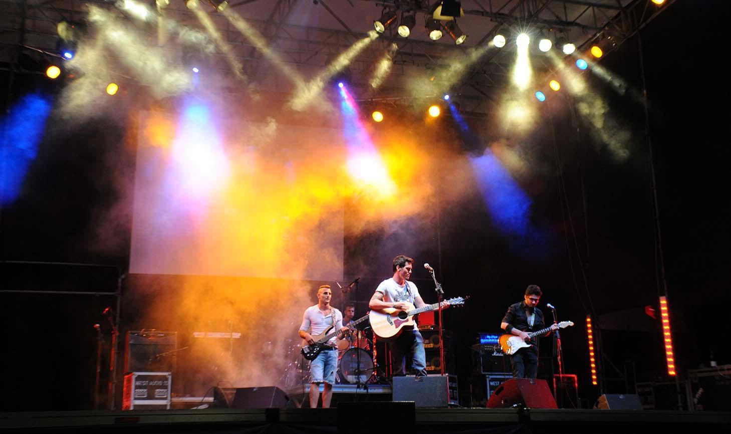 Una band sul palco in un'immagine di repertorio