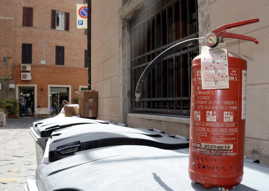 L'estintore abbandonato dopo i vandalismi (foto Bf)