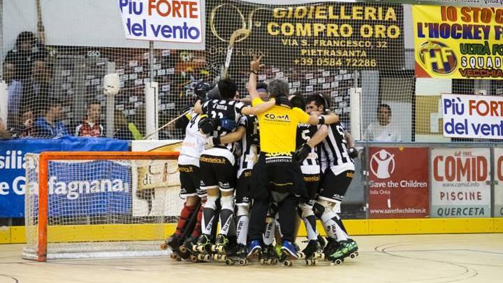L'esultanza dei giocatori del Cgc Viareggio a fine gara (foto Gabriele Baldi)