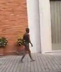 Si spoglia e resta nudo in strada Lo aveva già fatto in una chiesa 