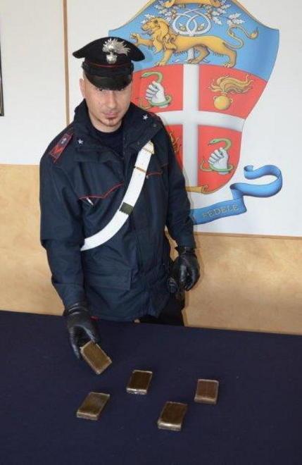 Arrestato pusher con tre stecche di hashish