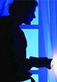 Bambino guarda dalla finestra e sventa un furto 