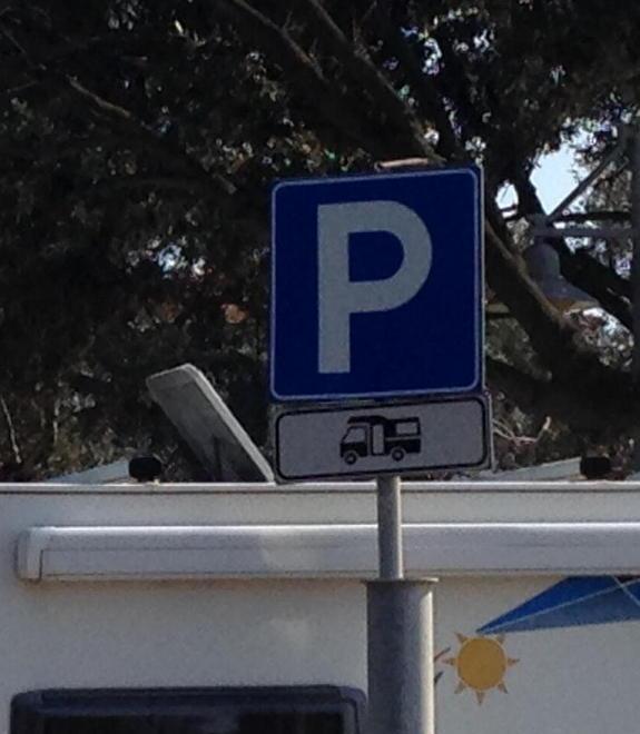 I camper possono sostare nelle aree a ridosso del porto