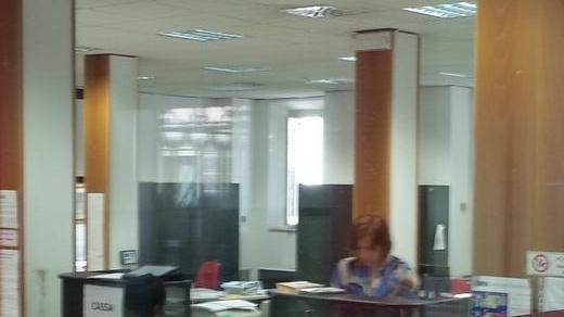 Rapinano la banca armati di cutter