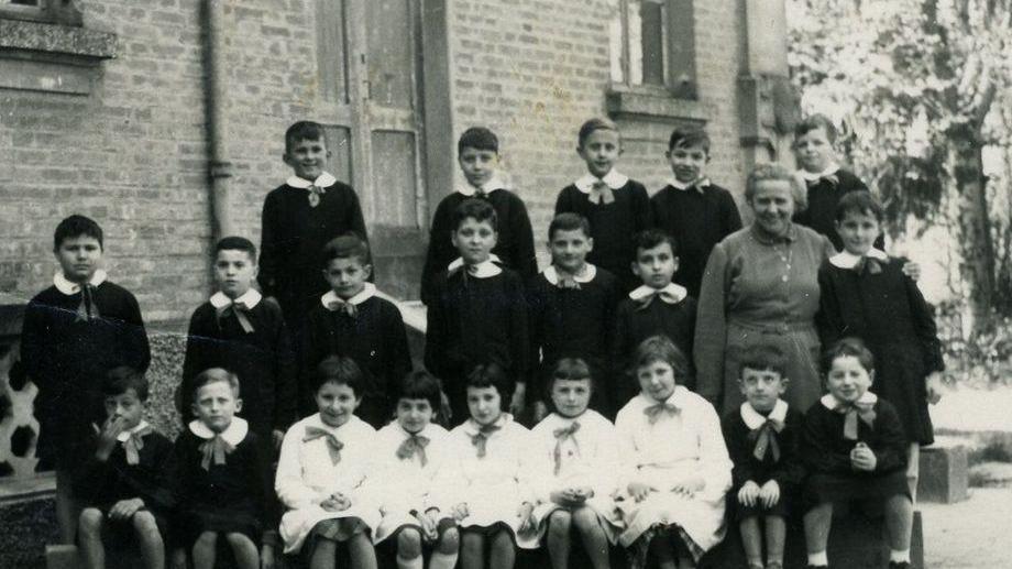 La foto ricordo, rigorosamente in cortile