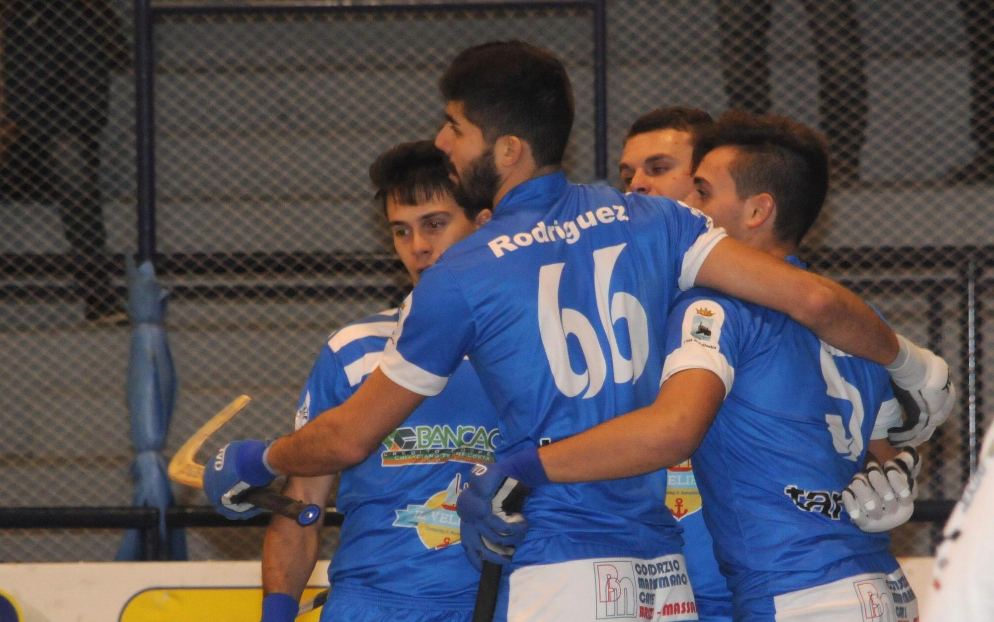 Follonica Hockey, la gioia dopo un gol (foto Giorgio)